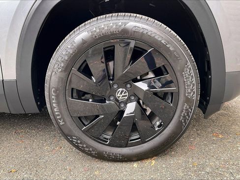 Certified 2024 Volkswagen Atlas SE w/ Panoramic Sunroof Package image 8