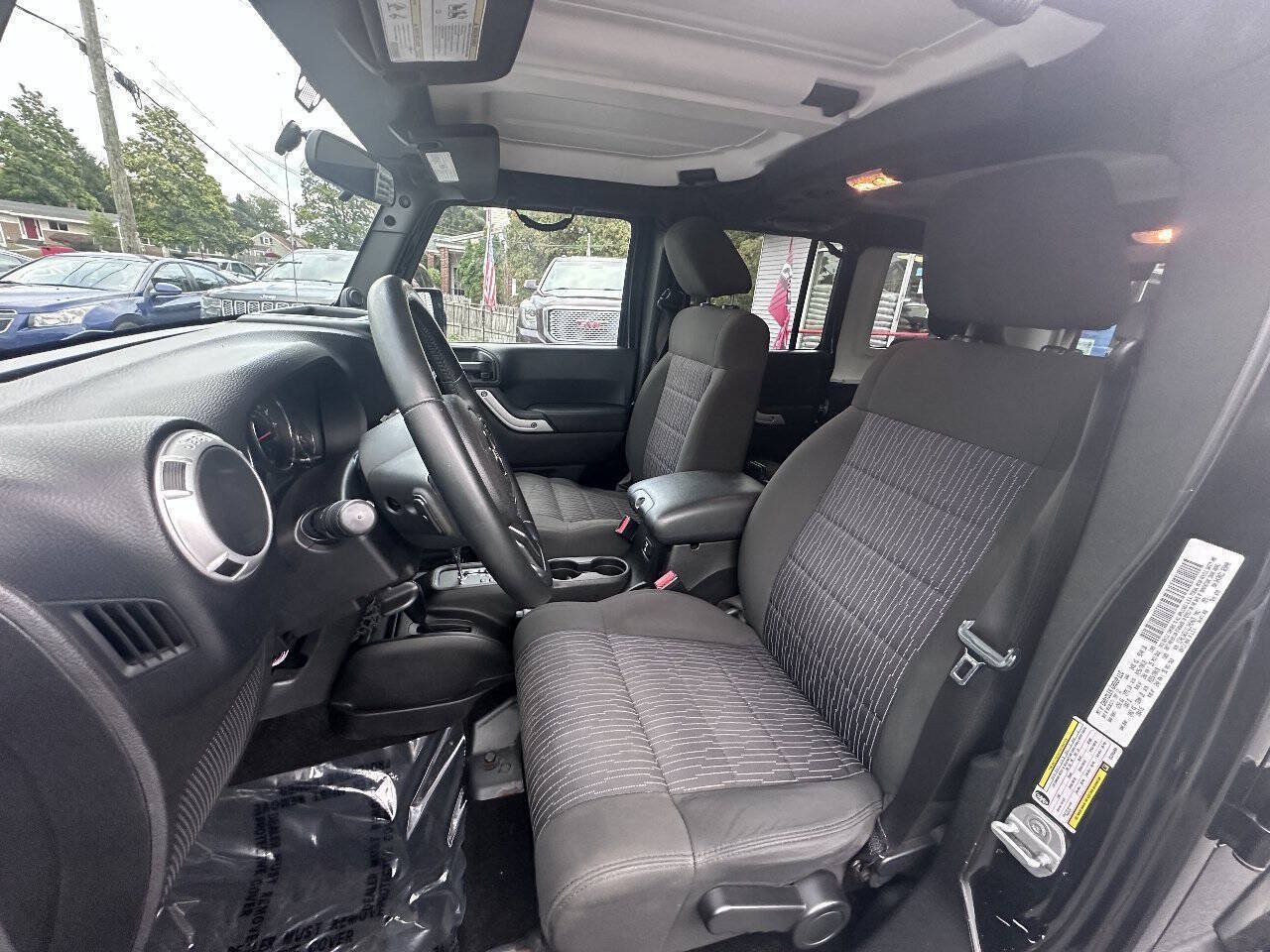 Used 2012 Jeep Wrangler Unlimited Sahara AWD/4WD image 11