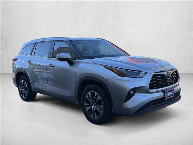 Used 2023 Toyota Highlander XLE FWD image 3
