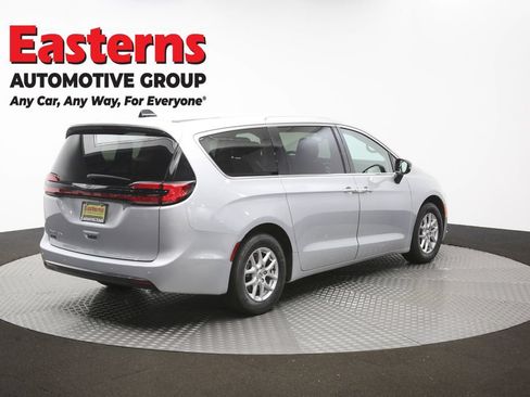 Used 2024 Chrysler Pacifica Touring-L FWD image 41