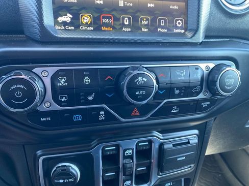 Used 2023 Jeep Wrangler Unlimited Sahara w/ Cold Weather Group AWD/4WD image 40