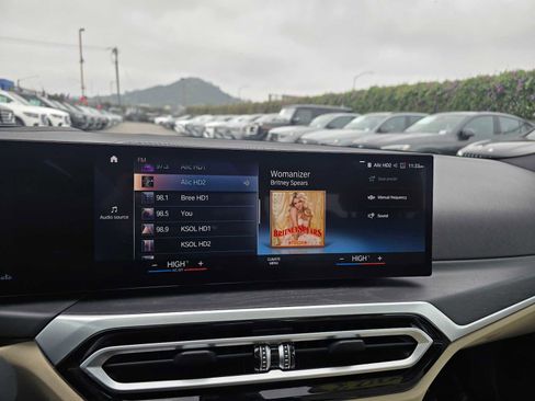 Used 2023 BMW 330i Sedan w/ Premium Package image 29