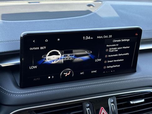 Used 2023 Genesis G70 2.0T image 13