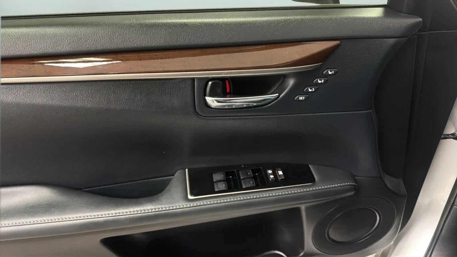 Used 2016 Lexus ES 300h w/ Luxury Package w/Wood Trim FWD image 17