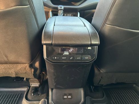 Used 2023 Toyota Highlander XLE image 23