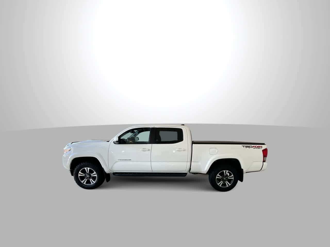 Used 2017 Toyota Tacoma TRD Sport AWD/4WD image 5