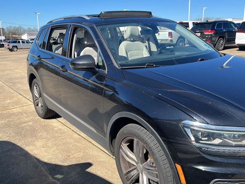 Used 2018 Volkswagen Tiguan SEL Premium image 3