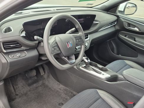 Certified 2025 Buick Envista Sport Touring w/ Advanced Safety Package FWD image 9