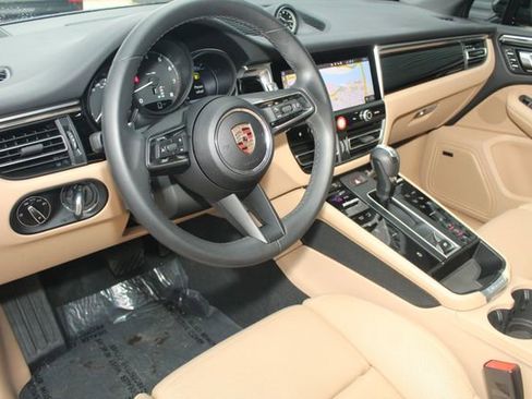 Certified 2025 Porsche Macan Base image 4