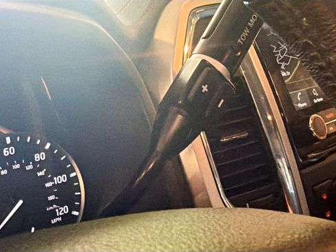 Used 2021 Nissan Titan SV w/ SV Convenience Package image 25