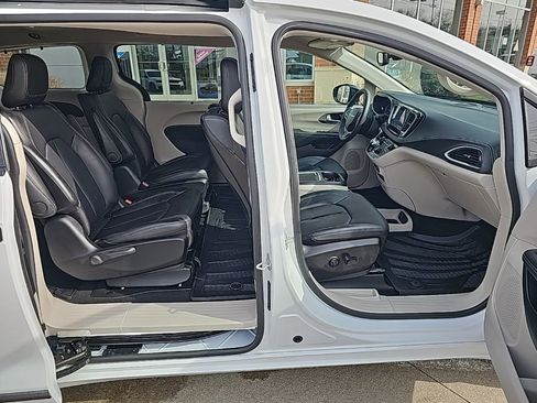 Certified 2024 Chrysler Pacifica Limited w/ Uconnect Theater Family Group FWD image 27