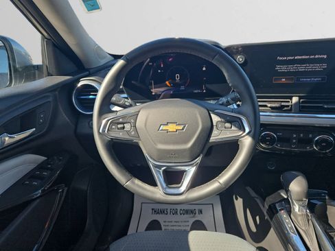 Used 2025 Chevrolet Trax LT w/ LT Convenience Package image 12