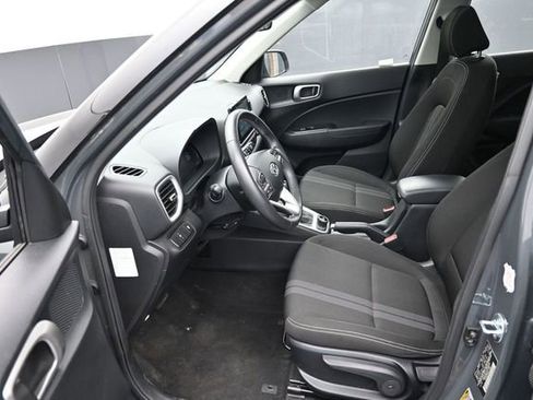 Used 2025 Hyundai Venue SEL FWD image 25
