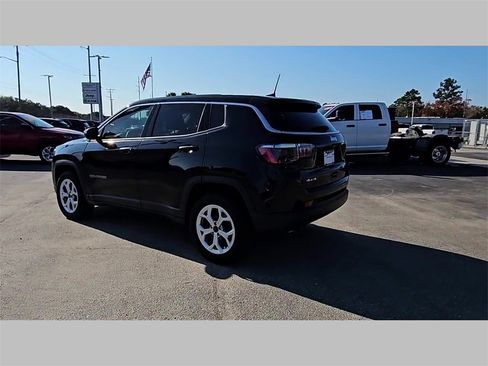 Used 2025 Jeep Compass Sport image 31