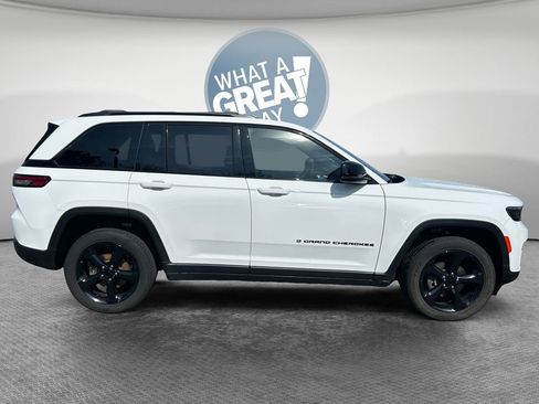 Used 2023 Jeep Grand Cherokee Altitude image 2