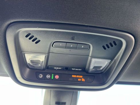 Used 2023 Chevrolet Traverse LT image 38