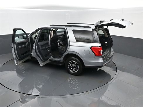 Used 2024 Ford Expedition XLT image 30