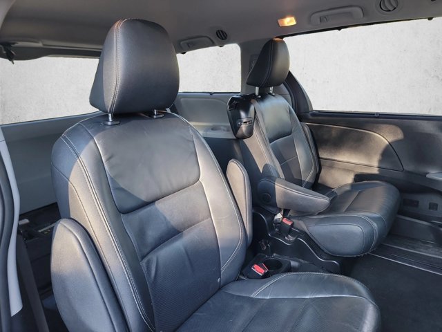 Used 2015 Toyota Sienna SE FWD image 22