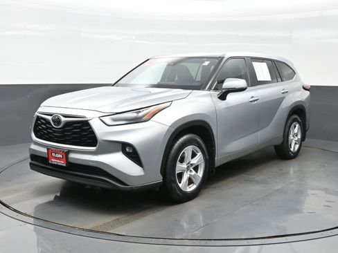 Used 2024 Toyota Highlander LE AWD/4WD image 2