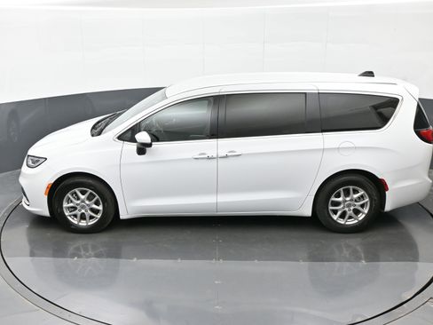 Used 2023 Chrysler Pacifica Touring image 33