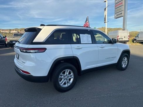 Used 2023 Jeep Grand Cherokee Laredo image 14