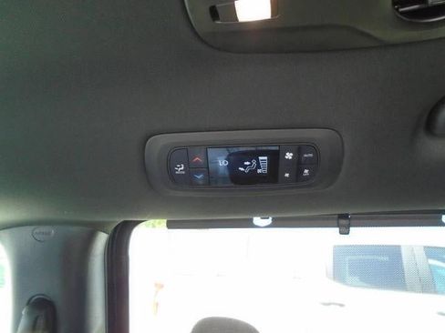 Used 2025 Chrysler Pacifica Select FWD image 21