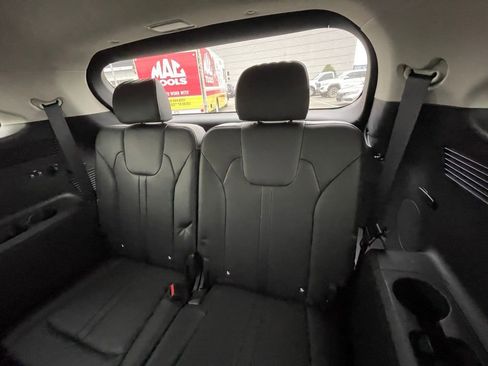 Used 2025 Kia Sorento S image 26