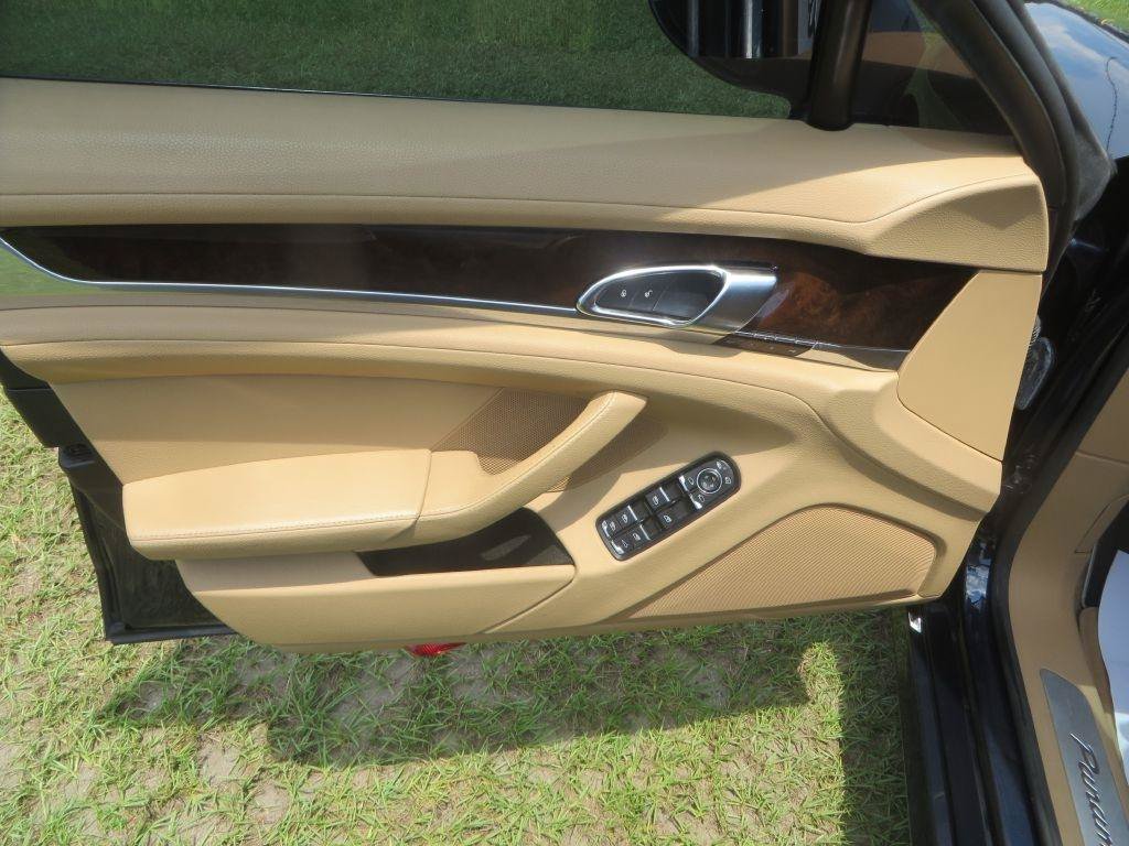 Used 2015 Porsche Panamera image 11