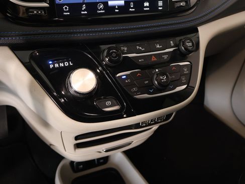 Used 2021 Chrysler Pacifica Touring-L FWD image 9