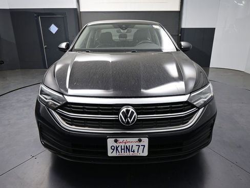 Used 2024 Volkswagen Jetta SE FWD image 2