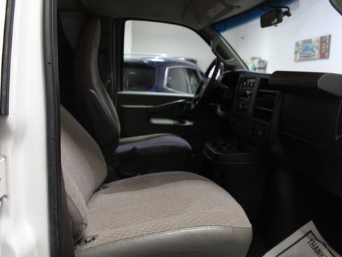Used 2017 Chevrolet Express 2500 RWD image 17