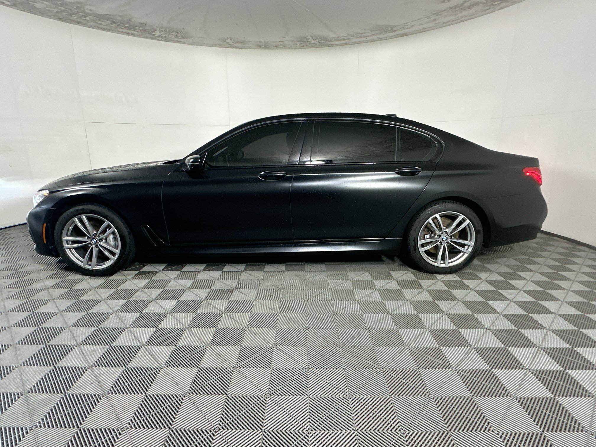 Used 2018 BMW 740i xDrive AWD/4WD image 6