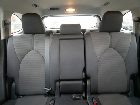 Used 2024 Toyota Highlander LE image 18