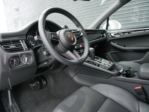 Used 2025 Porsche Macan image 4