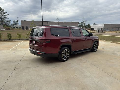Used 2024 Jeep Wagoneer L Series II image 5