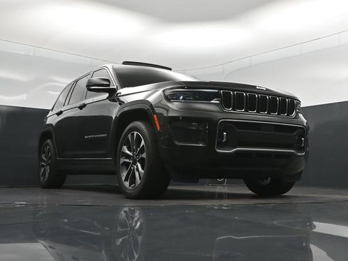 Used 2024 Jeep Grand Cherokee Overland w/ Luxury Tech Group IV AWD/4WD image 44