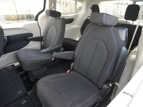 Used 2021 Chrysler Pacifica Touring image 25