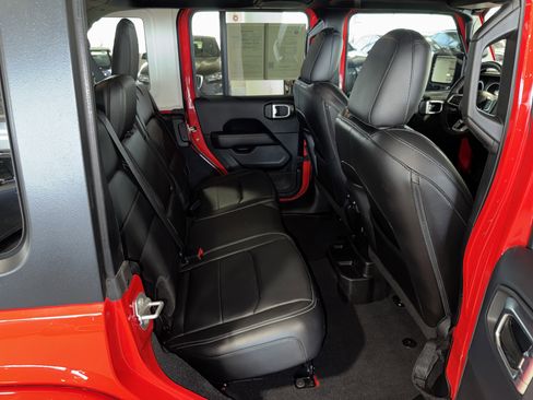 Used 2018 Jeep Wrangler Unlimited Sahara image 12