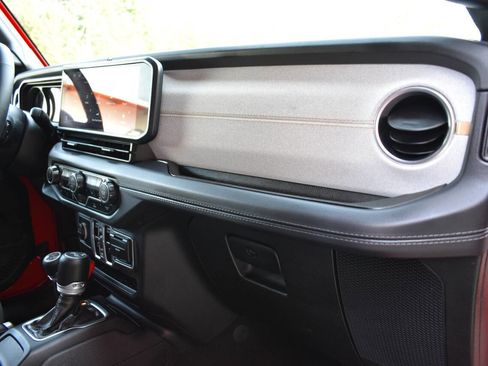 Used 2025 Jeep Wrangler Unlimited Sahara image 22