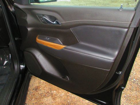 Used 2021 GMC Acadia SLE image 9