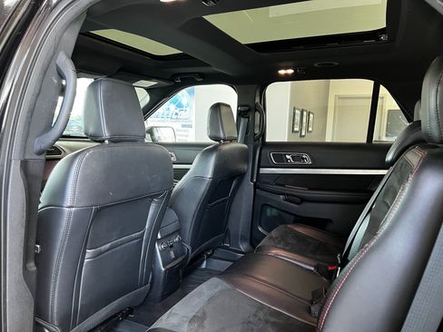 Used 2019 Ford Explorer XLT w/ XLT Sport Appearance Package AWD/4WD image 22