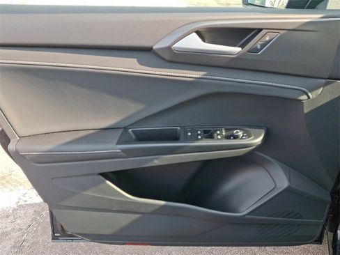 Certified 2025 Volkswagen Taos SE image 12