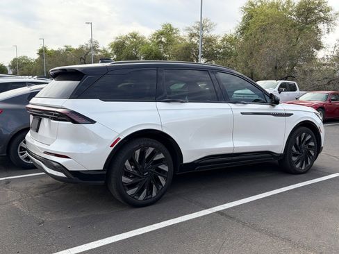 Used 2025 Lincoln Nautilus Reserve image 3