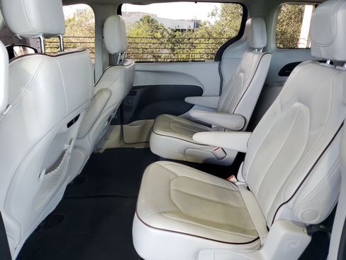 Used 2020 Chrysler Pacifica Limited w/ Advanced Safetytec Group FWD image 9