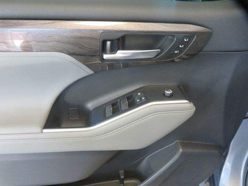 Used 2021 Toyota Highlander Platinum FWD image 14
