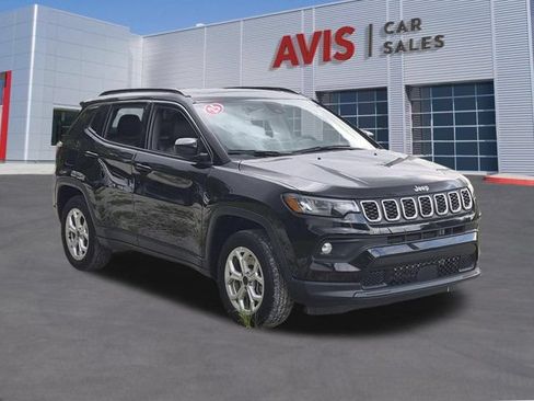 Used 2025 Jeep Compass Latitude w/ Sun & Sound Group AWD/4WD image 3