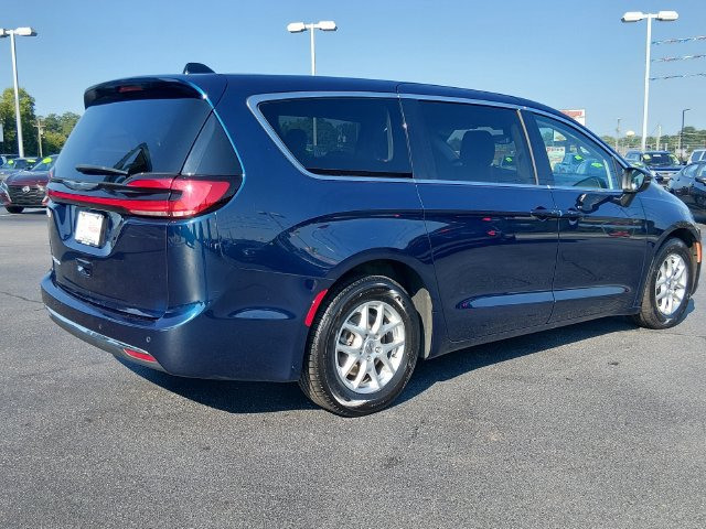 Used 2023 Chrysler Pacifica Touring-L FWD image 3