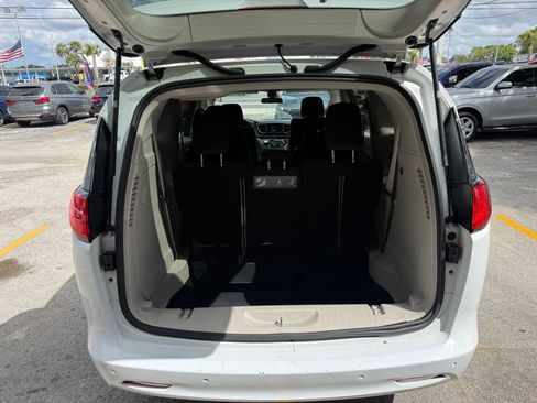 Used 2018 Chrysler Pacifica LX image 7