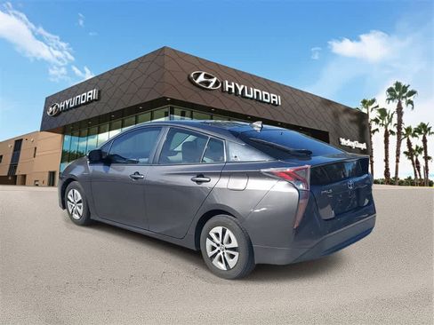 Used 2016 Toyota Prius Four image 2