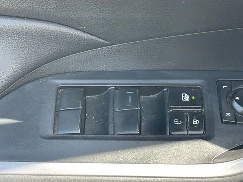 Used 2021 Toyota RAV4 LE FWD image 4
